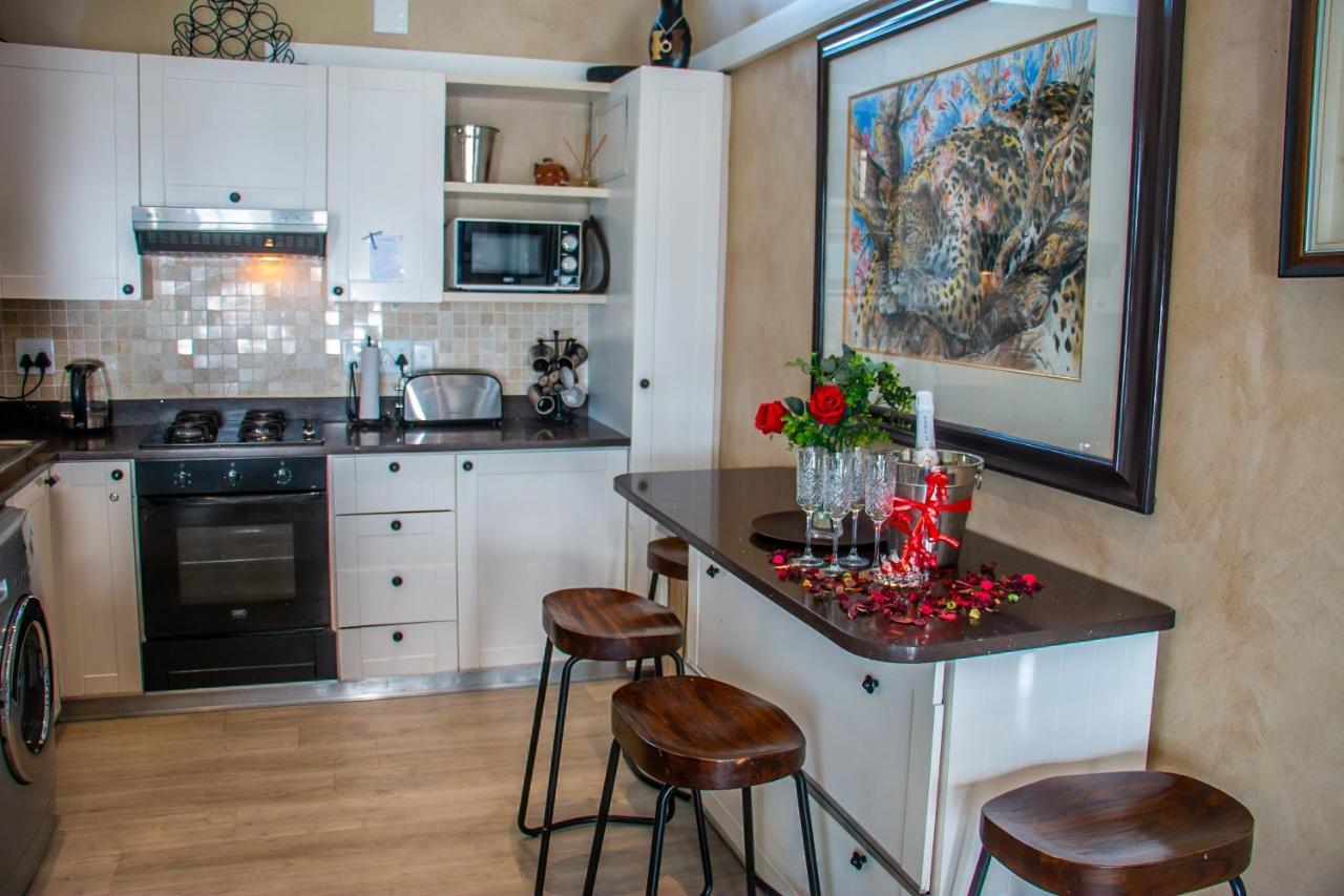185 On Beach Boutique Suites Гордонс-Бэй Экстерьер фото