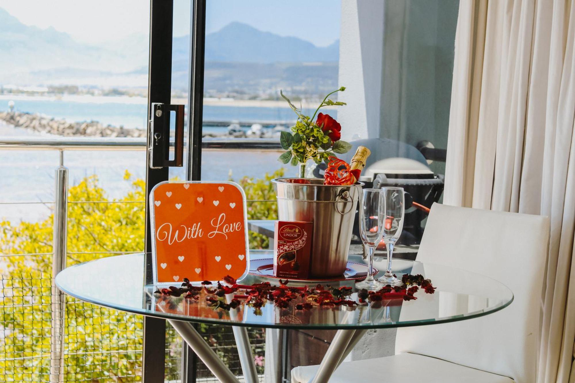 185 On Beach Boutique Suites Гордонс-Бэй Экстерьер фото